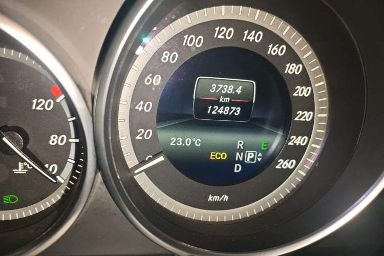 Used Mercedes-Benz E-Class 2015 Facelift E 200 L Odometer Close Up