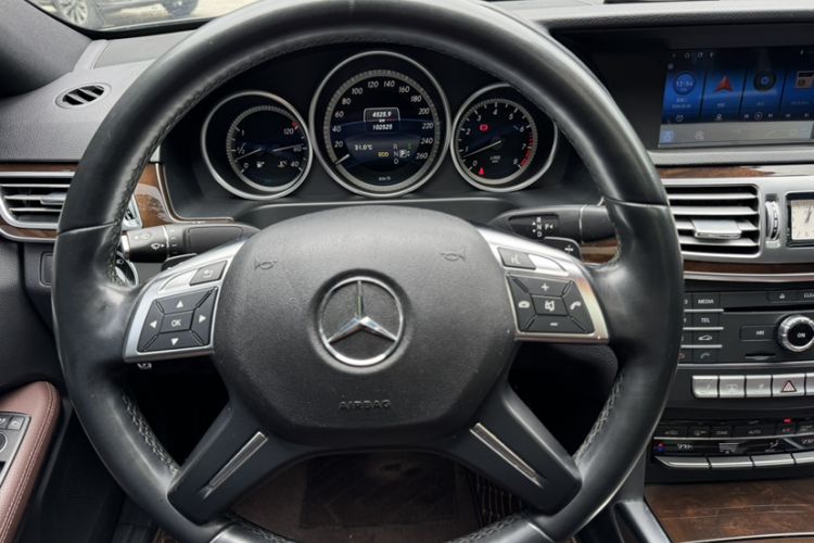 Used Mercedes-Benz E-Class 2015 E 260 L Luxury Model Odometer Close Up