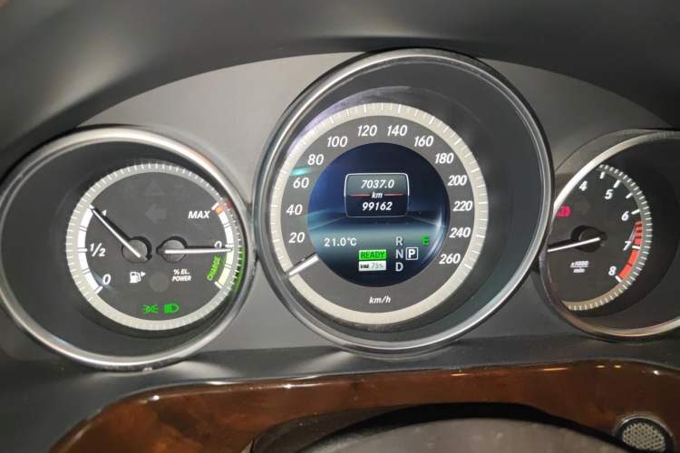Used Mercedes-Benz E-Class 2015 E 400 L Hybrid Odometer Close Up