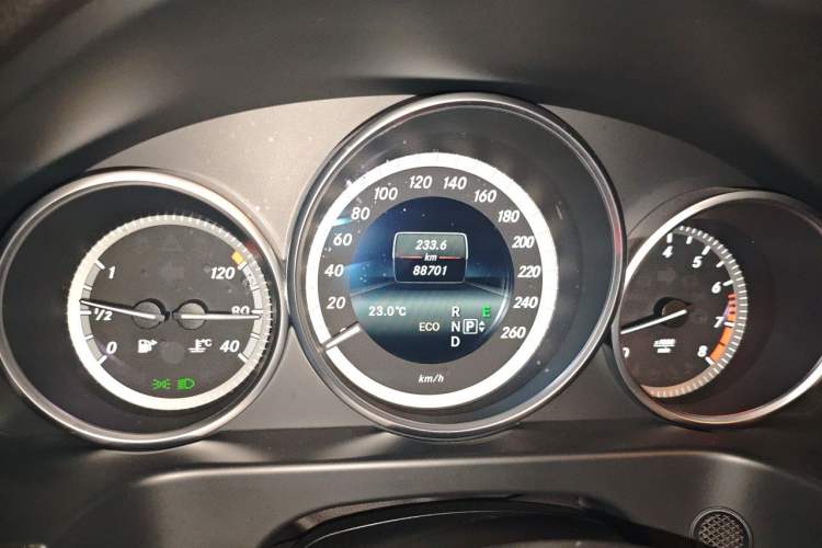 Used Mercedes-Benz E-Class 2015 E 260 L Odometer Close Up