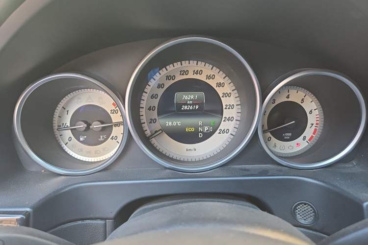 Used Mercedes-Benz E-Class 2015 E 260 L Sport Edition Odometer Close Up