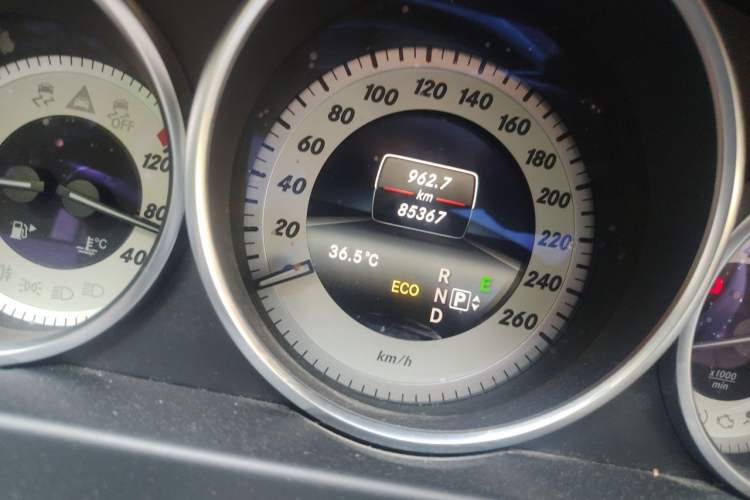 Used Mercedes-Benz E-Class 2015 E 260 L Sport Edition Odometer Close Up