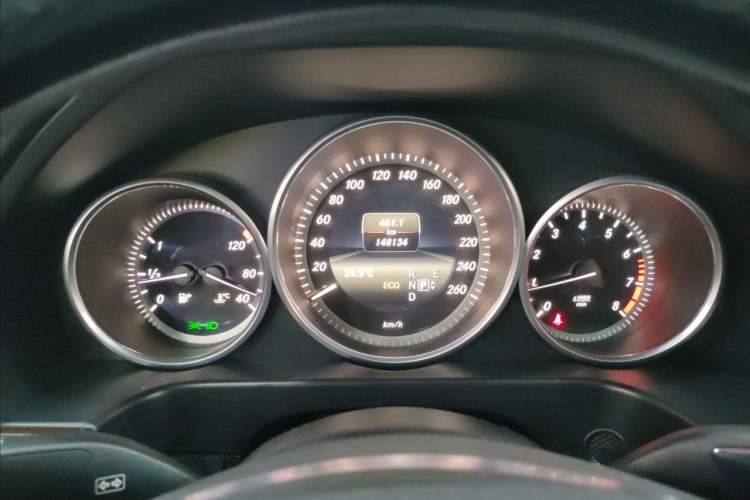 Used Mercedes-Benz E-Class 2015 E 200 L Odometer Close Up