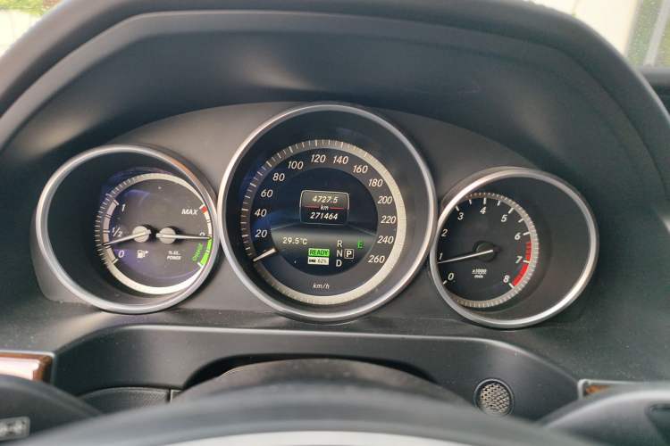 Used Mercedes-Benz E-Class 2015 E 400 L Hybrid Odometer Close Up