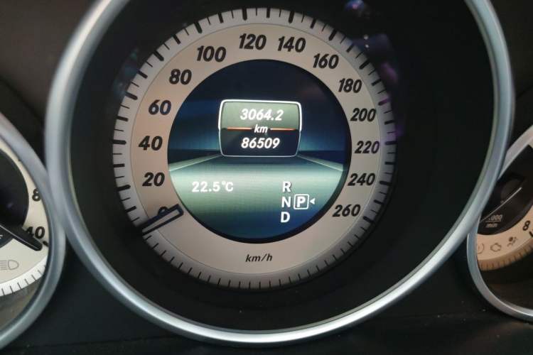 Used Mercedes-Benz E-Class 2015 E 200 L Sport Edition Odometer Close Up