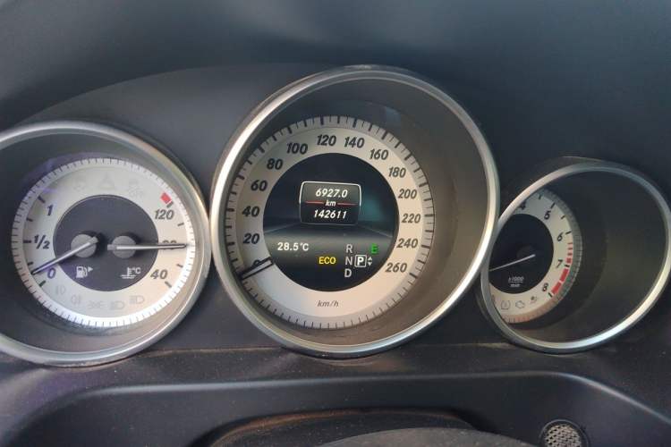 Used Mercedes-Benz E-Class 2015 E 260 L Sport Edition Odometer Close Up