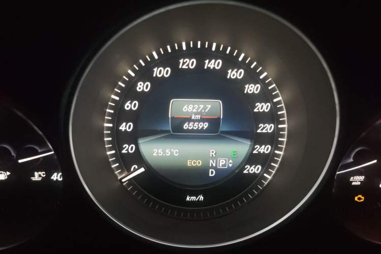 Used Mercedes-Benz E-Class 2015 Facelift E 200 L Odometer Close Up