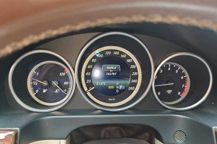 Used Mercedes-Benz E-Class 2015 Facelift E 200 L Odometer Close Up