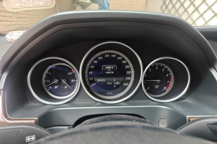 Used Mercedes-Benz E-Class 2015 E 320 L Luxury 4MATIC Odometer Close Up