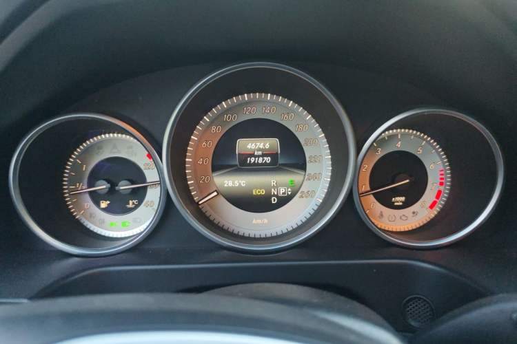 Used Mercedes-Benz E-Class 2015 E 260 L Sport Edition Odometer Close Up