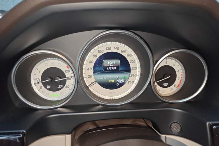 Used Mercedes-Benz E-Class 2015 Revised E 260 L Odometer Close Up