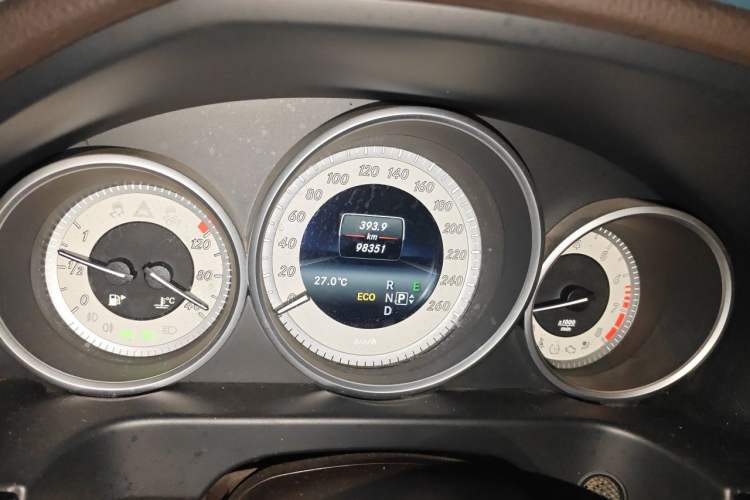 Used Mercedes-Benz E-Class 2015 E 260 L Sport Edition Odometer Close Up