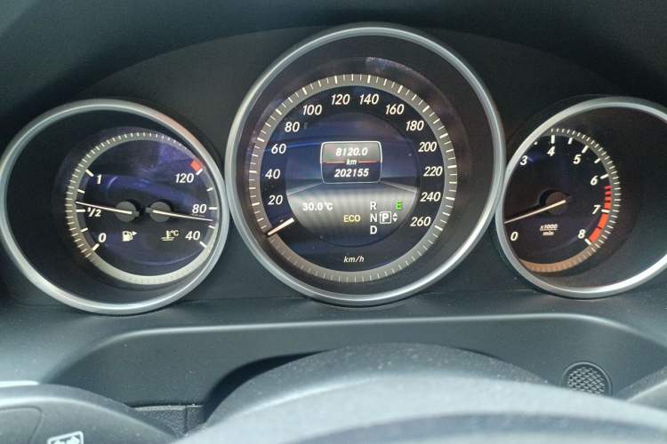 Used Mercedes-Benz E-Class 2015 Facelift E 200 L Odometer Close Up