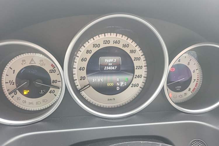 Used Mercedes-Benz E-Class 2015 E 260 L Sport Edition Odometer Close Up