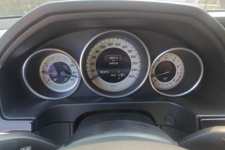Used Mercedes-Benz E-Class 2015 E 260 L Sport Edition Odometer Close Up