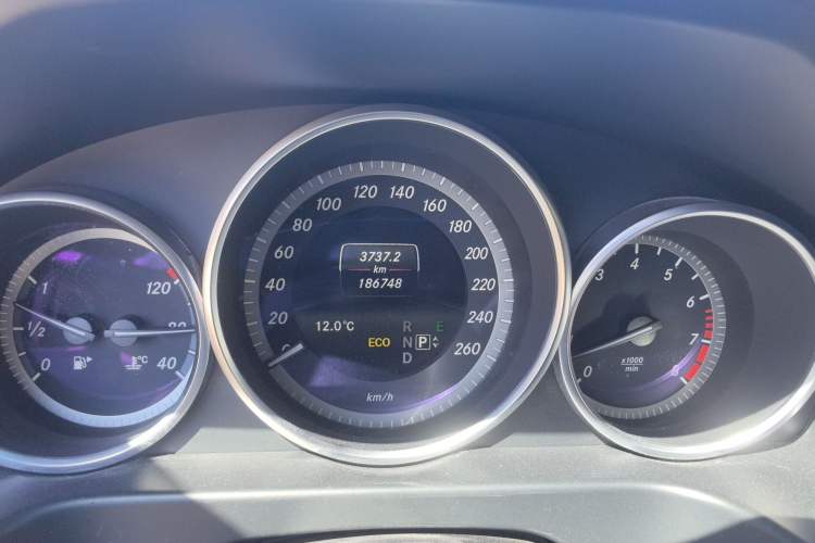 Used Mercedes-Benz E-Class 2015 Facelift E 200 L Odometer Close Up