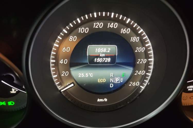 Used Mercedes-Benz E-Class 2015 E 260 L Sport Edition Odometer Close Up