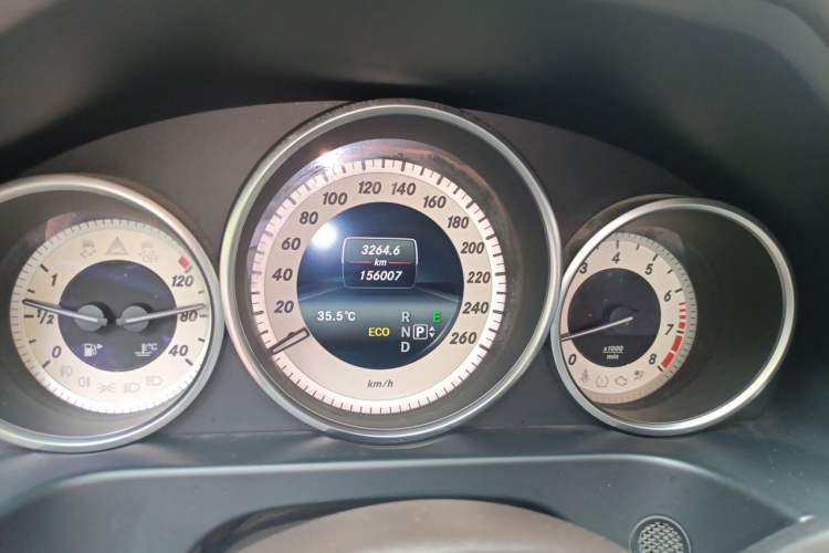 Used Mercedes-Benz E-Class 2015 E 260 L Sport Edition Odometer Close Up