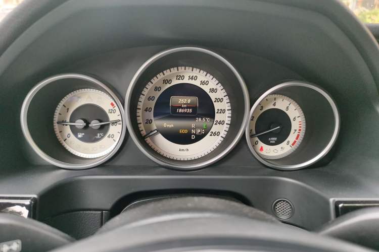 Used Mercedes-Benz E-Class 2015 E 260 L Sport Edition Odometer Close Up