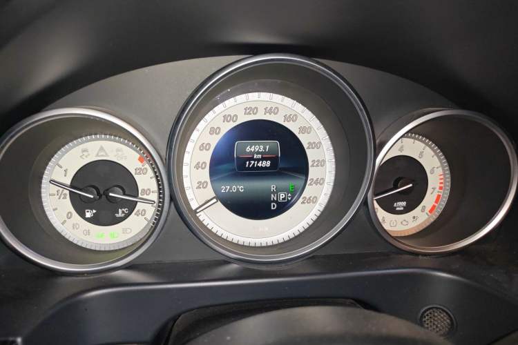 Used Mercedes-Benz E-Class 2015 E 200 L Sport Edition Odometer Close Up