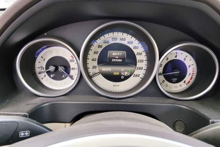 Used Mercedes-Benz E-Class 2015 E 260 L Sport Edition Odometer Close Up