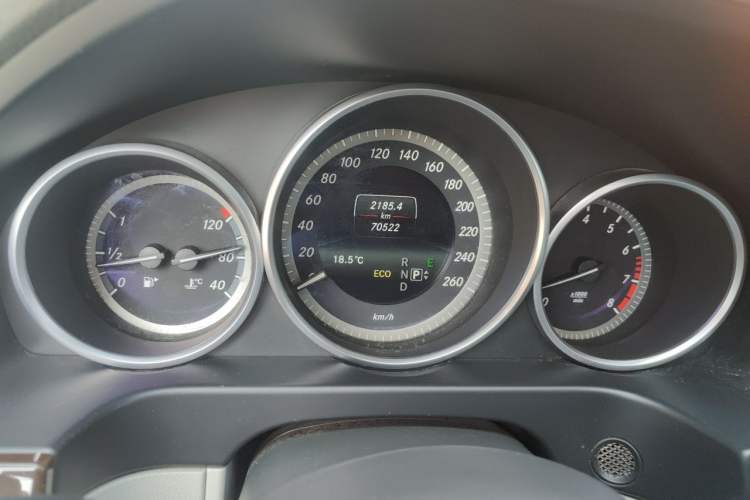 Used Mercedes-Benz E-Class 2015 Facelift E 200 L Odometer Close Up