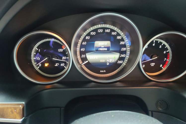 Used Mercedes-Benz E-Class 2015 E 200 L Odometer Close Up