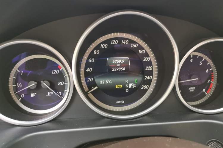 Used Mercedes-Benz E-Class 2015 E 260 L Odometer Close Up