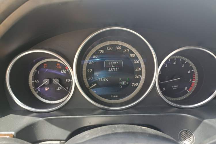 Used Mercedes-Benz E-Class 2015 E 320 L Luxury 4MATIC Odometer Close Up