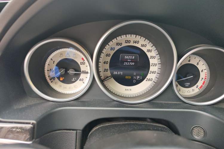Used Mercedes-Benz E-Class 2015 E 260 L Sport Edition Odometer Close Up
