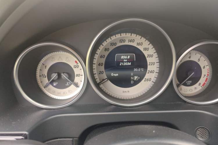 Used Mercedes-Benz E-Class 2015 E 260 L Sport Edition Odometer Close Up