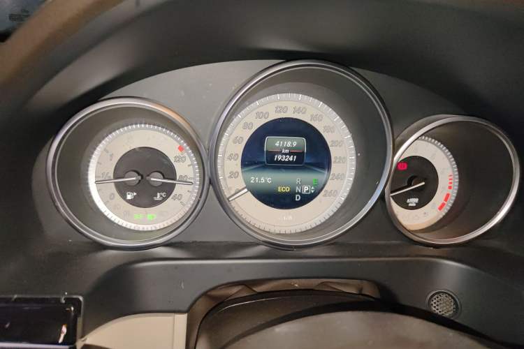 Used Mercedes-Benz E-Class 2015 E 260 L Sport Edition Odometer Close Up