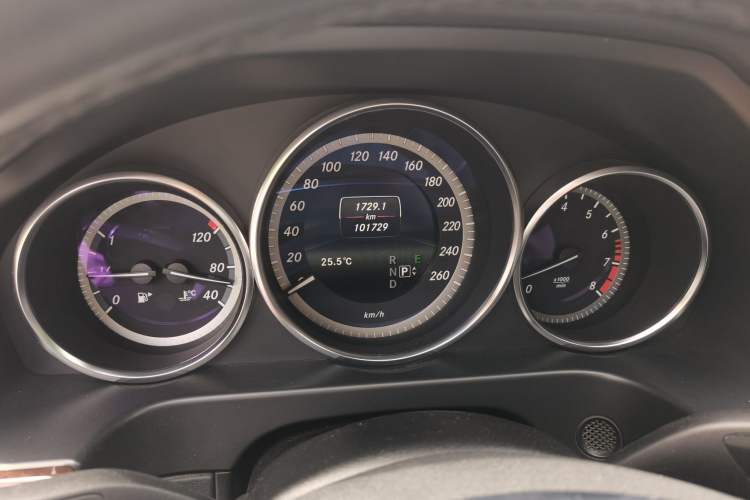 Used Mercedes-Benz E-Class 2015 E 320 L Odometer Close Up