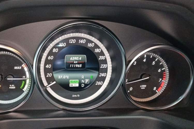 Used Mercedes-Benz E-Class 2015 E 400 L Hybrid Odometer Close Up