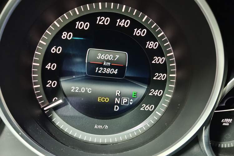 Used Mercedes-Benz E-Class 2015 Facelift E 200 L Odometer Close Up