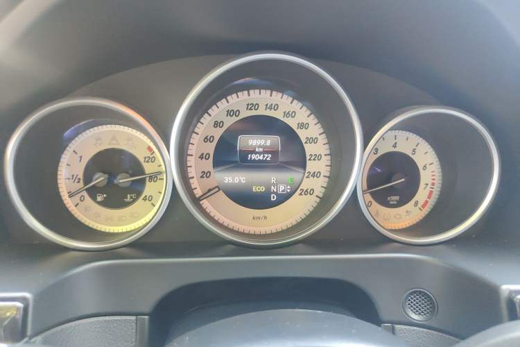 Used Mercedes-Benz E-Class 2015 E 200 L Sport Edition Odometer Close Up