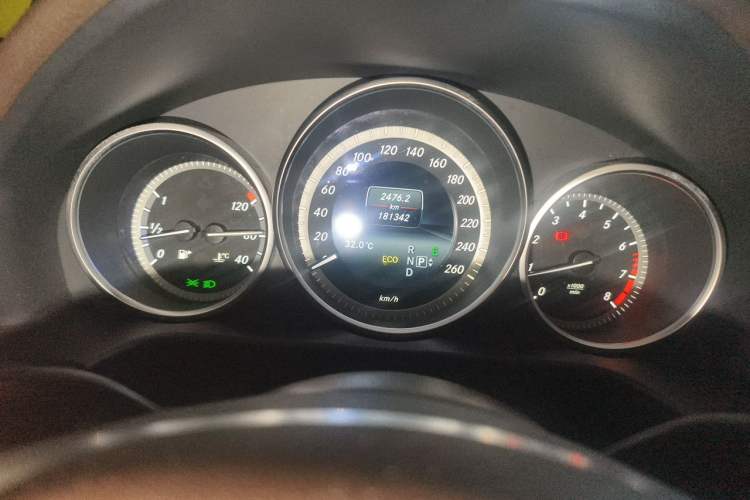 Used Mercedes-Benz E-Class 2015 E 200 L Odometer Close Up
