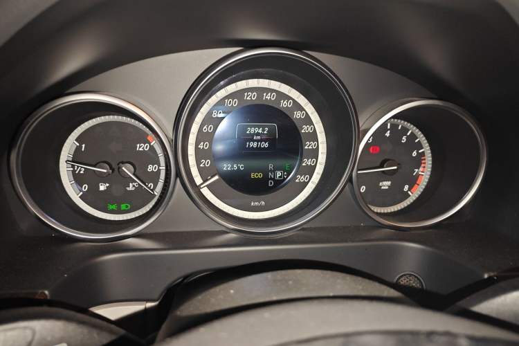 Used Mercedes-Benz E-Class 2015 E 200 L Odometer Close Up