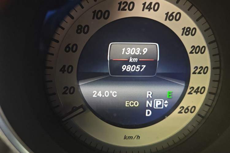 Used Mercedes-Benz E-Class 2015 E 260 L Sport Edition Odometer Close Up