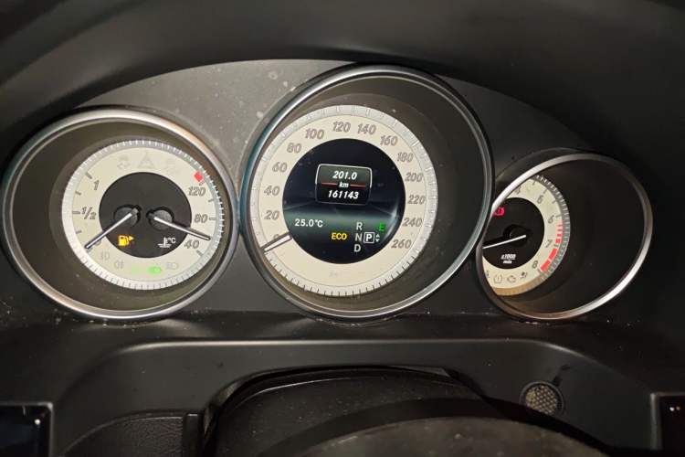 Used Mercedes-Benz E-Class 2015 E 260 L Sport Edition Odometer Close Up