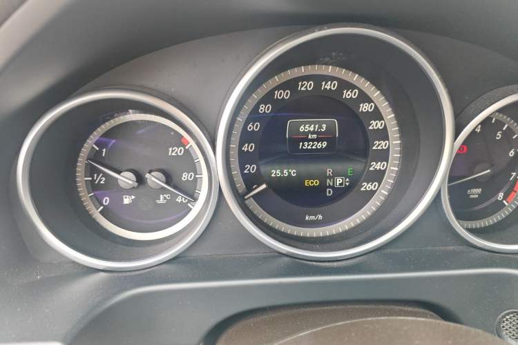 Used Mercedes-Benz E-Class 2015 Facelift E 200 L Odometer Close Up