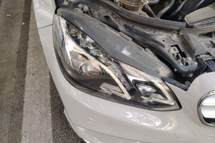 Used Mercedes-Benz E-Class 2015 Revised E 260 L Sporty and Stylish Edition Right Front Headlight