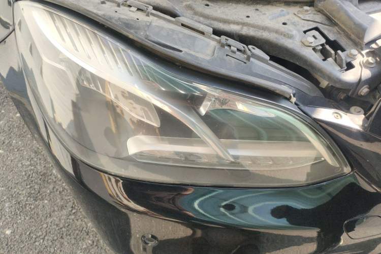 Used Mercedes-Benz E-Class 2015 E 260 L Sport & Fashion Model Right Front Headlight