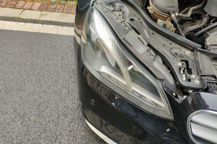 Used Mercedes-Benz E-Class 2015 Revised E 260 L Sporty and Stylish Edition Right Front Headlight