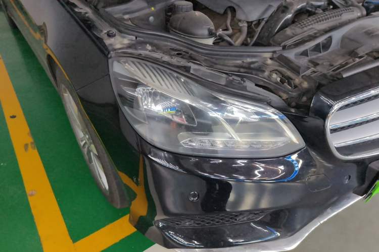 Used Mercedes-Benz E-Class 2015 E 260 L Sport & Fashion Model Right Front Headlight