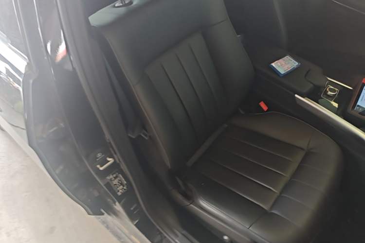 Used Mercedes-Benz E-Class 2015 Revised E 260 L Sporty and Stylish Edition Right Front Seat