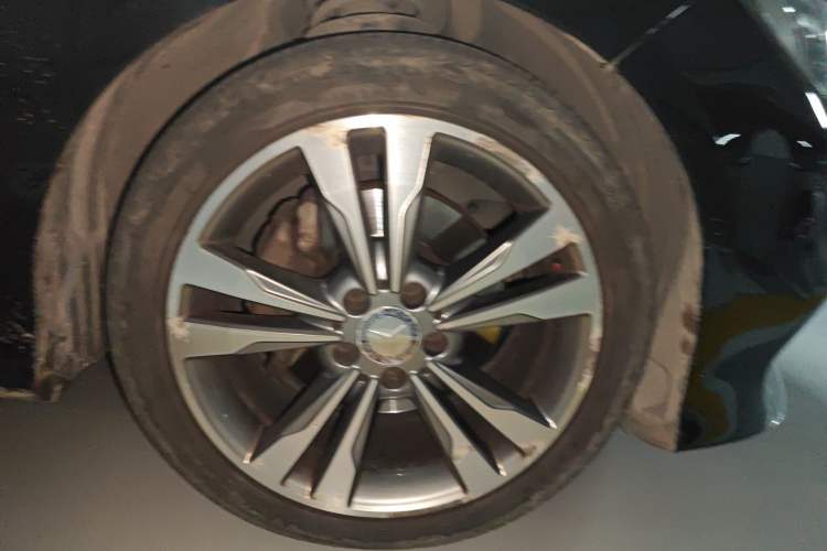 Used Mercedes-Benz E-Class 2015 E 260 L Sport Edition Right Front Wheel Hub