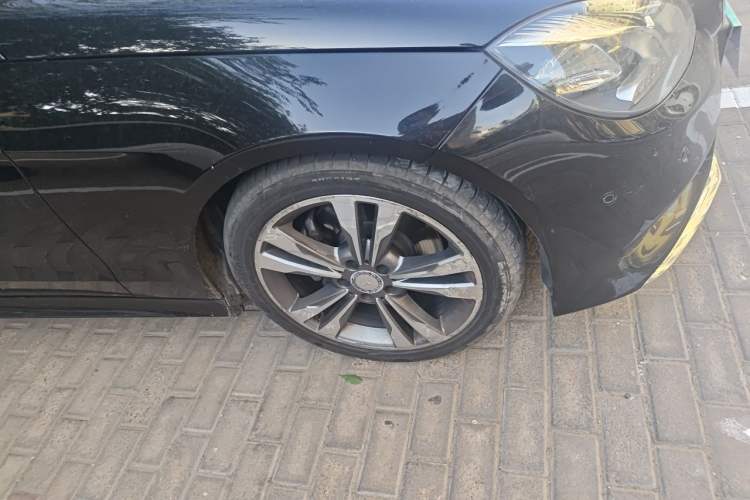 Used Mercedes-Benz E-Class 2015 Revised E 260 L Right Front Wheel Hub