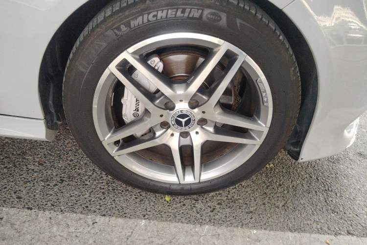 Used Mercedes-Benz E-Class 2015 Revised E 260 L Sporty and Stylish Edition Right Front Wheel Hub