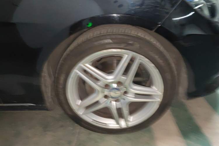 Used Mercedes-Benz E-Class 2015 E 400 L Hybrid Right Front Wheel Hub